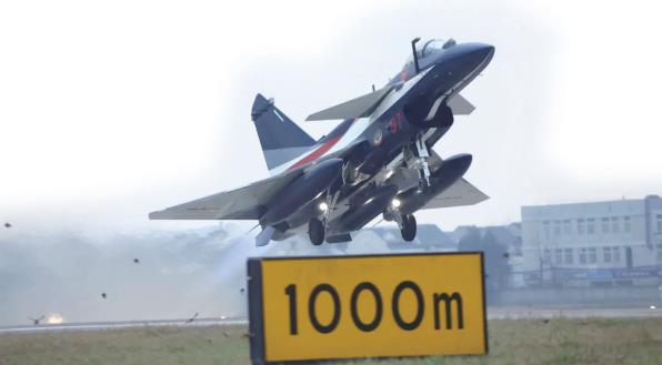 軍事模型：從殲-5到殲-10C戰斗機，八一飛行表演隊先后七次換裝